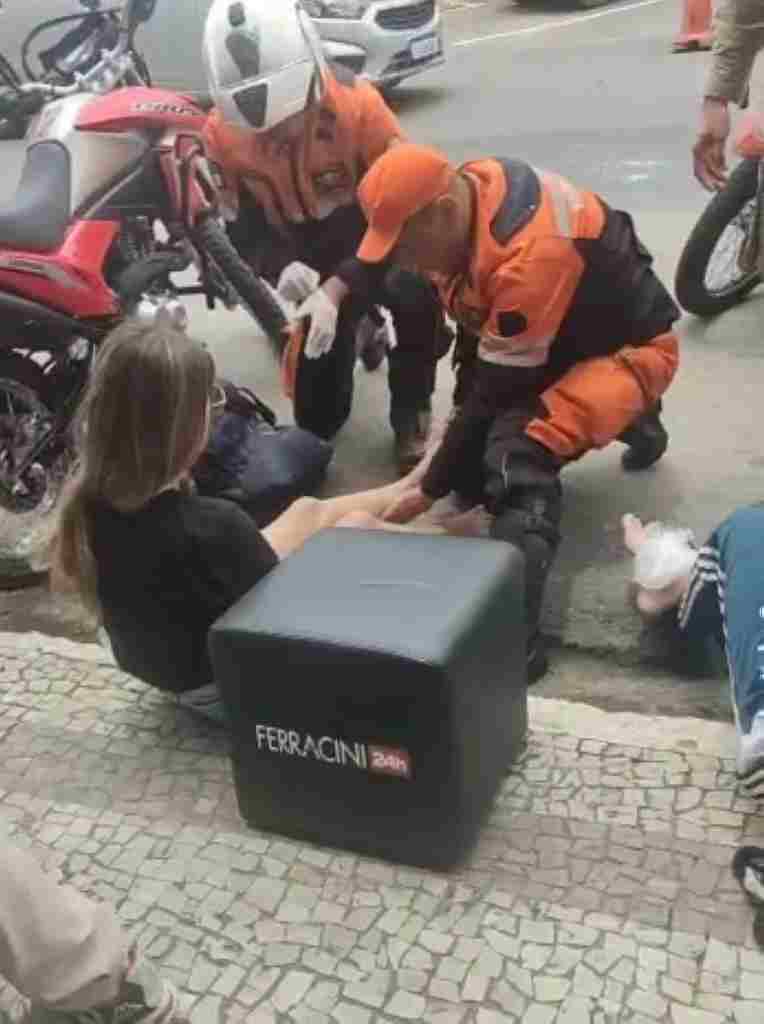   a fratura no pé direito. Uma equipe do Corpo de Bombeiros foi até o local para prestar os primeiros socorros as vítimas.